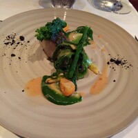 レストラン マノワ - 鱸のポワレ。焼きは決まってるよに見えたが、肝心の味がスッカスカ。鱸の個体の問題ですかねぇ？ これは正直 う～む…  あと白身魚のソースは ブールブランやショロンとかのが好き。