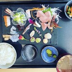 Onagawa Uoichiba Shokudou - 同僚が注文した刺身定食5点　1350円です。
      お洒落な盛り付けですね