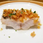 温石 - 新作「白甘鯛」鱗の素揚げをアクセントに山椒が香る。甘みとモッチリとした食感が王者の感有り。