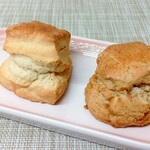 サンデーベイクショップ - 左 プレーン  右 さくらのスコーン
      ふわっと軽くてそのまま食べても美味しい
      桜はほんのり甘じょっぱい