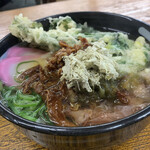 Rakuraku Udon - うどん2玉  しゅんぎくの天ぷら 肉 かまぼこ おぼろ昆布