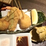 ＳＯＢＡ ＤＩＮＩＮＧ 空楽 - 海串。海鮮のお任せ串揚げは塩とマスタードソースで。