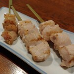 Yakitori Kurabu Futopparaya - ぽんじり160円
                      鶏精@160円x2
                      胸肉だった(;'∀')