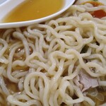 Ramen Sunagoya - 食べ応えのある縮れ麺。味噌ラーメンが売りだからか、やや太目。