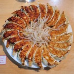 石松餃子 - 中央にはもやしがあります。