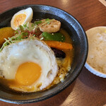 Okushiba Shouten - 北海道野菜カリー＋有機目玉焼き＋炙りチーズ＋レンコン