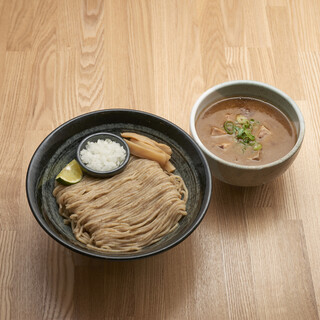 與蕎麥不同，使用長野縣產的全麥粉制作的獨創細面