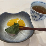 Yuraku Nihon Ryouri Kagurazaka - 菓子の桜餅とオレンジ(｡◕ ∀ ◕｡)