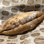 DONQ - 果実とナッツのクリームサンド ¥260