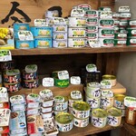 小山商店 - kuronちゃんのオススメ【ホワイトシップ印】のツナ缶は何種類かあったので、ツナ好きとしてはまた違う種類にもトライしたい。そうそう、うなぎの蒲焼きの缶詰まであったよ！こりゃ家飲みも楽しくなるわ。