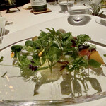 レフェルヴェソンス - アルチザン野菜 この日は44種類の野菜、春野菜もかなり入り、甘み・苦みなど味覚を存分に楽しめます。 柑橘類や果物もあちらこちらに、食べた野菜が何かを想像するのもまた楽しみでもあります。