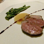 レフェルヴェソンス - ミズナラの薪火で焼いた北海道産子羊ロース肉　そのジュと煮詰めた赤ワインビネガー　菜の花　シンプルに薪で焼いた子羊、独特な香りが全く気になりません！　脂身の香りも優しくそよぐ程度、脂身がまた美味しいではありませんか！