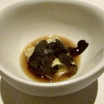 レフェルヴェソンス - 子羊とモリーユ茸のコンソメ　腿肉と紫蘇のラビオリ　ラビオリに子羊と紫蘇、モリーユ茸を刻み入れてますが、生地がモチぷよで美味しい。 コンソメが重厚で香り高く、細胞の一つ一つに染み込む感覚、かなり手間と時間をかけているのが伝わってきます。