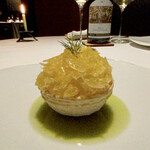 レフェルヴェソンス - はっさくと山羊のチーズのダックワーズ　無農薬蜂蜜　ブラッドオレンジとディル　ブラッドオレンジのムース、アイス、フレッシュチーズとシェーブルチーズ、清涼感のあるハーブの香りも合わせています。 はっさくの苦みとハーブの香り、増田さんが合わせた花の様な香りのワイン、見事に調和しています。