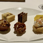 レフェルヴェソンス - ◇ 小菓子 ◆ 4種のナッツのキャラメルサブレ／ショコラ ◆ 生姜／金柑 ◆ 琥珀糖 ◆ 醤油　落花生　黒糖／紫芋 ◆ 白ごま／アップルパイ