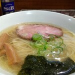 翔鶴 - 「塩らあめん 麺大盛無料」(¥670-税込)の全体像をご覧ください。美し過ぎるこの容姿。容姿端麗、文武両道、性別で言ったら断然女性だな。