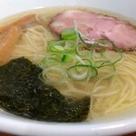翔鶴 - 「塩らあめん 麺大盛無料」(¥670-税込)の全体像です。美しいフォルムをとくとご覧くださいませ。熱々の出来たてです。お顔を近づけると、鶏出汁と鶏脂由来の美味しい香りが鼻腔を擽(くすぐ)ります。