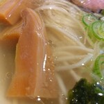 翔鶴 - 「塩らあめん 麺大盛無料」(¥670-税込)の支那竹です。太めで3本ありますから十分に楽しめます。やはり食感が堪りません。コリコリとジャクジャクの中間の食感です。お味の濃さも良い塩梅。