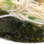 翔鶴 - この焼海苔は最初に手を付けます。なぜって？スープの湖に浸してさらに美味しくするためです。そして終盤に差し掛かった頃にお口に運び！スープとともにお口の中で潮(うしお)を感じて楽しみます。