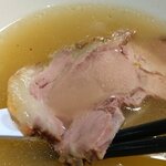翔鶴 - 終盤は、叉焼をひと口噛じってはスープをいただき、また叉焼をひと口噛じってはスープをいただきます。これがわたしのルーティーン、子供のときからのルーティーン。