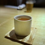 TTOAHISU - ◆スペシャリテの「Wコンソメ」・・以前は鴨がベースでしたけれど、今は「和牛」「黒豚」「鶏」「あごだしなどを使用されているそう。 軽い味わいの中にも色んな旨味を感じます。