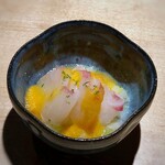◆真鯛の昆布〆、軟白葱（栃木）、キヨミオレンジのソース、玉葱のソース