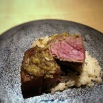 TTOAHISU - ＊シェフのお肉料理は火入れも完璧でステーキ店より美味しいと思ったいるのですが、この日も秀逸。 ナイフがすっと入るほど柔らかく、噛むと肉汁が溢れとても美味しい。 蕗の薹のソースは去年も頂きましたが、軽い苦みがいいアクセントに