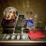 レフェルヴェソンス - ウェイティングルーム　Asia's 50 Best Restaurantsを表彰された盾などが展示されています♪　