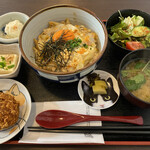 猫丸食堂 - 浅利と葱の深川丼（卵とじ）¥880（税込）
            猫丸メンチカツ（ポイントサービス）