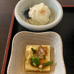 猫丸食堂 - ポテトサラダと冷奴（お醤油は自分でかけました）