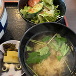 猫丸食堂 - サラダ、香の物、お味噌汁（とろろ昆布入）
      濃い味が好きな私ですが、お味噌汁だけは
      もう少し薄味でも充分美味しいと思います。