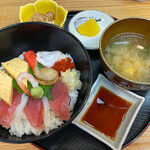 朝市食堂　しょう家 - 朝市丼 500円。