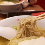 黄金の塩らぁ麺 ドゥエイタリアン - 