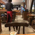 渋谷 牡蠣屋 - 店内。店員さんも、元気で明るい雰囲気です。