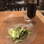 渋谷 牡蠣屋 - サラダとアイスコーヒー。