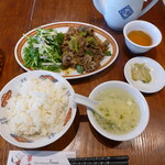 華味 - ラム肉の北京風焼肉（￥1210）。運ばれてくると、野性的な香りがテーブル周辺に漂う
