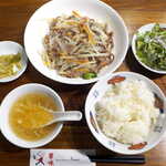 華味 - 猪もも肉の炒め定食（￥1320）。あっさりとした塩味、ジビエのパワーを取り込もう