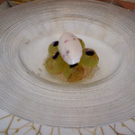 ラ・ヴァガボンド - ５-９）『ピオーネと夏すみれのコンポート』ダマスクスローズのグラス　レモンバームのジュレ