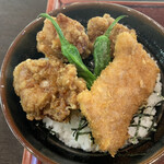 まつりや - 「タレカラかつ丼」は政家さんお馴染みの甘辛いタレにくぐらせた唐揚げ&タレカツが乗ってます。