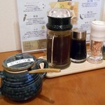 五福 - 卓上に常備された調味料類 他