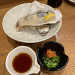 魚真 - おっきな生牡蠣、日本酒に良い相性