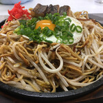 焼そば永楽 - 鉄板皿で、熱々でシズル感もあるんだけど