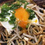 焼そば永楽 - 黄身を崩して全体を柔らかく包んでもいい