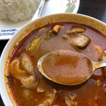 タイ国料理 ゲウチャイ - やや赤みがかったマッサマンカレー。優しいスパイスと甘いココナッツのスープのような感じ