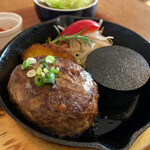 Niku Baru To Mito - ハンバーグ タルタル状のレアハンバーグ、ペレット(焼き石)で仕上げながら食べるタイプ。