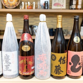 从各地订购的丰富的日本酒的价格为500日元起。当地酒也很不错