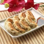 台湾料理　五味香 - 煎餃子　焼きギョーザ                     Fried dumplings