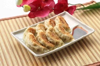 台湾料理　五味香 - 煎餃子　焼きギョーザ                     Fried dumplings