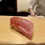 鮨 はしもと - 下田のマグロ中トロ
      ねっとりとして味がとても濃く感じます。
      筋が最後の余韻です少し残りますが、味は良いです♪