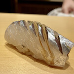 鮨 はしもと - サヨリ　カンヌキサイズ
      タネを捌く時から、胴回りが細魚にしては太いなと見てましたが、カンヌキでしたか！
      高級魚です。
      透明感があり旨みがかなり強く感じ、これは旨いです♬